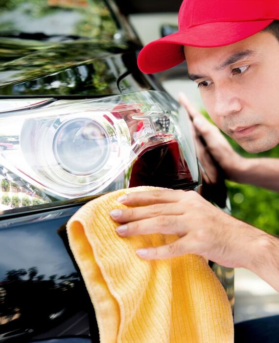 車の手入れを行うスタッフ